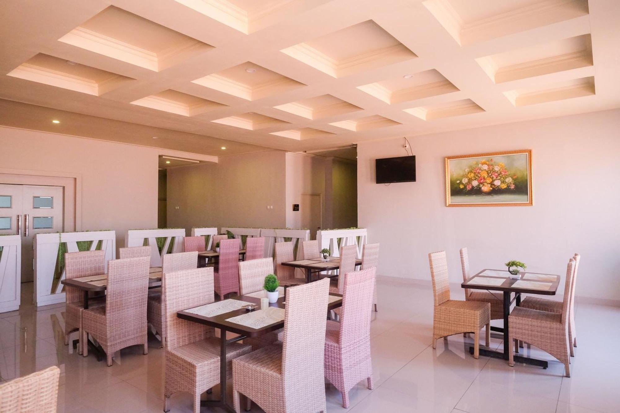 Urbanview Hotel Dedy Jaya Brebes Exterior foto