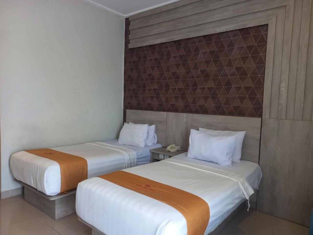 Urbanview Hotel Dedy Jaya Brebes Exterior foto