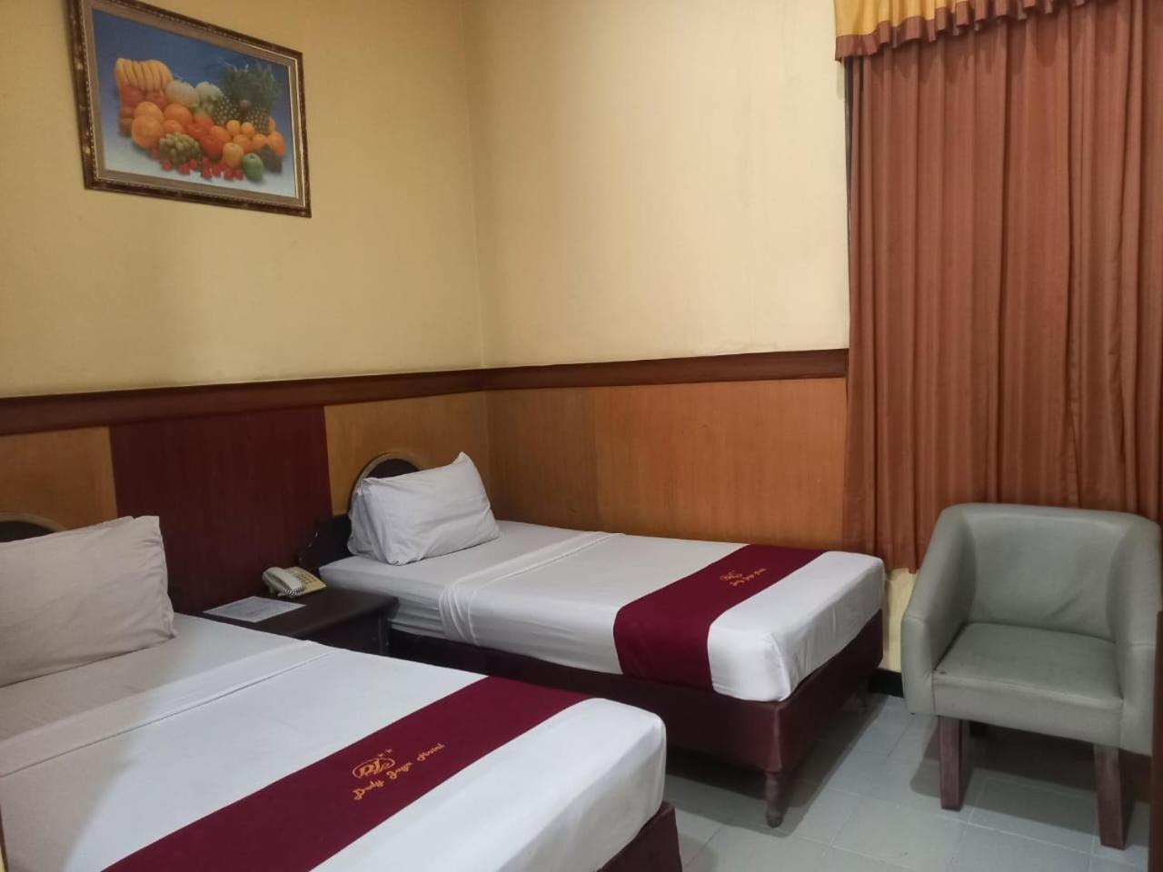 Urbanview Hotel Dedy Jaya Brebes Exterior foto